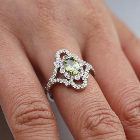 Exquisite 925 Silver Oval Cut Peridot Ring New - Picture 2 of 4
